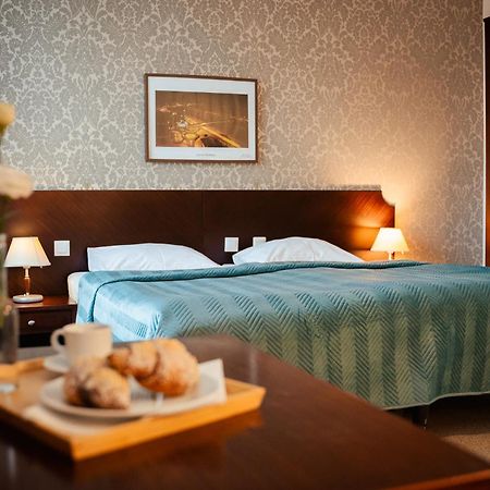Hotel Kuracyjny Spa & Wellness กดิเนีย ภายนอก รูปภาพ