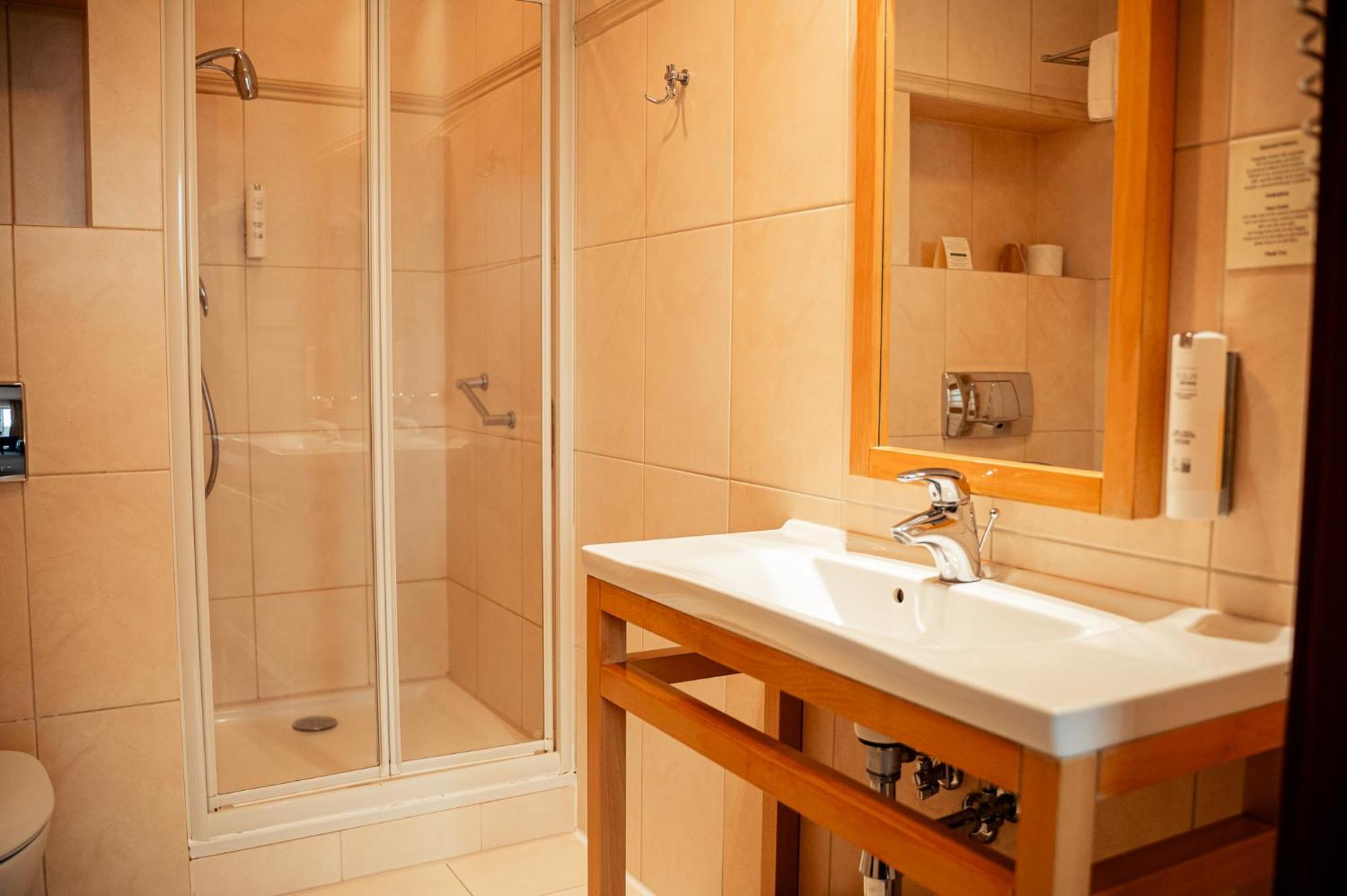 Hotel Kuracyjny Spa & Wellness กดิเนีย ภายนอก รูปภาพ
