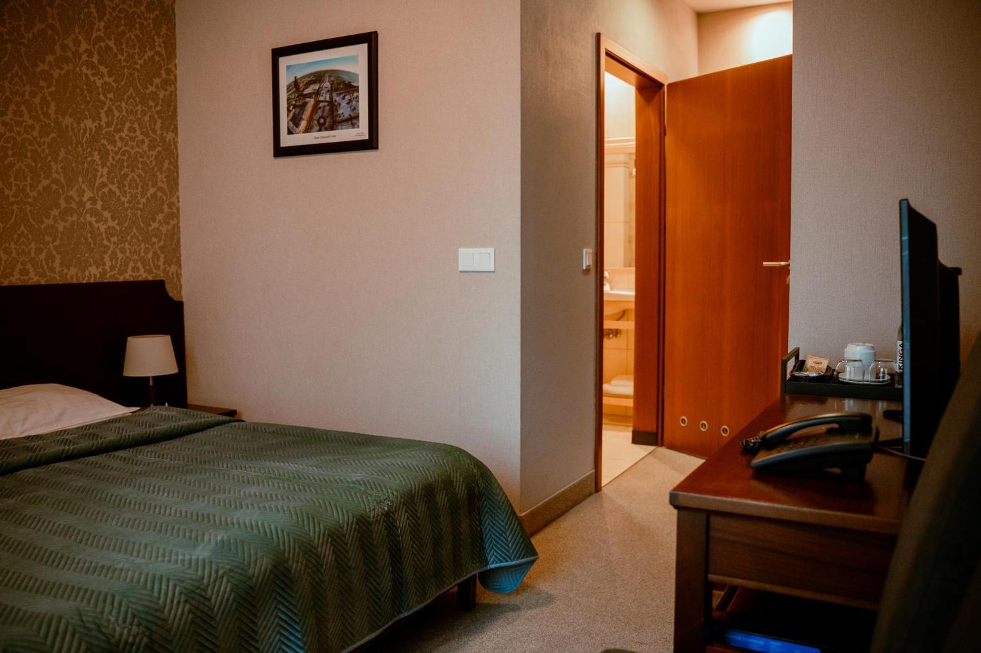 Hotel Kuracyjny Spa & Wellness กดิเนีย ภายนอก รูปภาพ