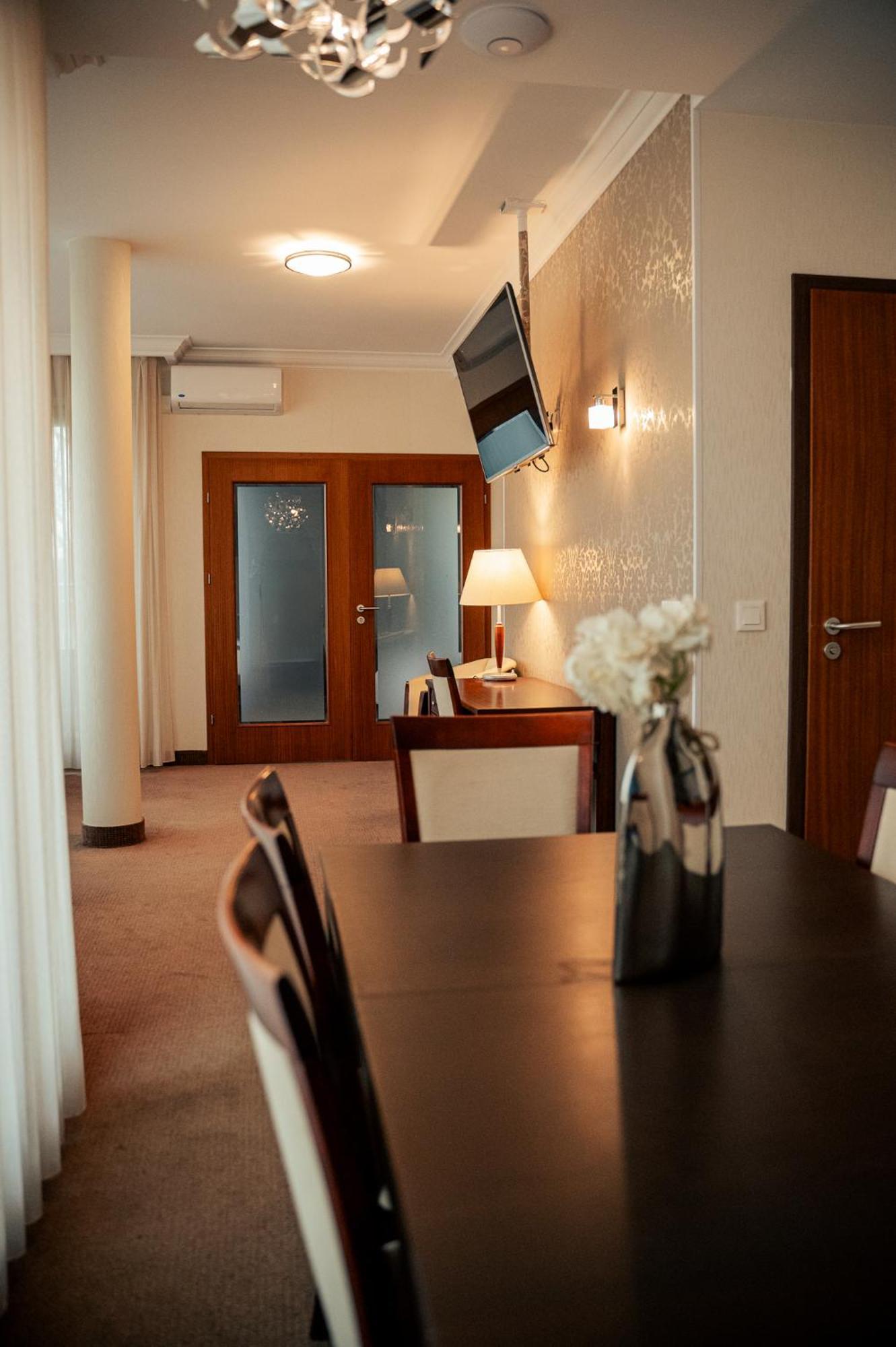 Hotel Kuracyjny Spa & Wellness กดิเนีย ภายนอก รูปภาพ