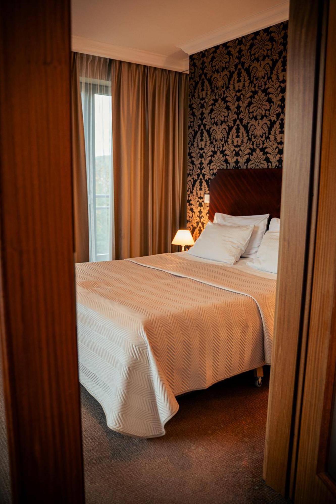 Hotel Kuracyjny Spa & Wellness กดิเนีย ภายนอก รูปภาพ