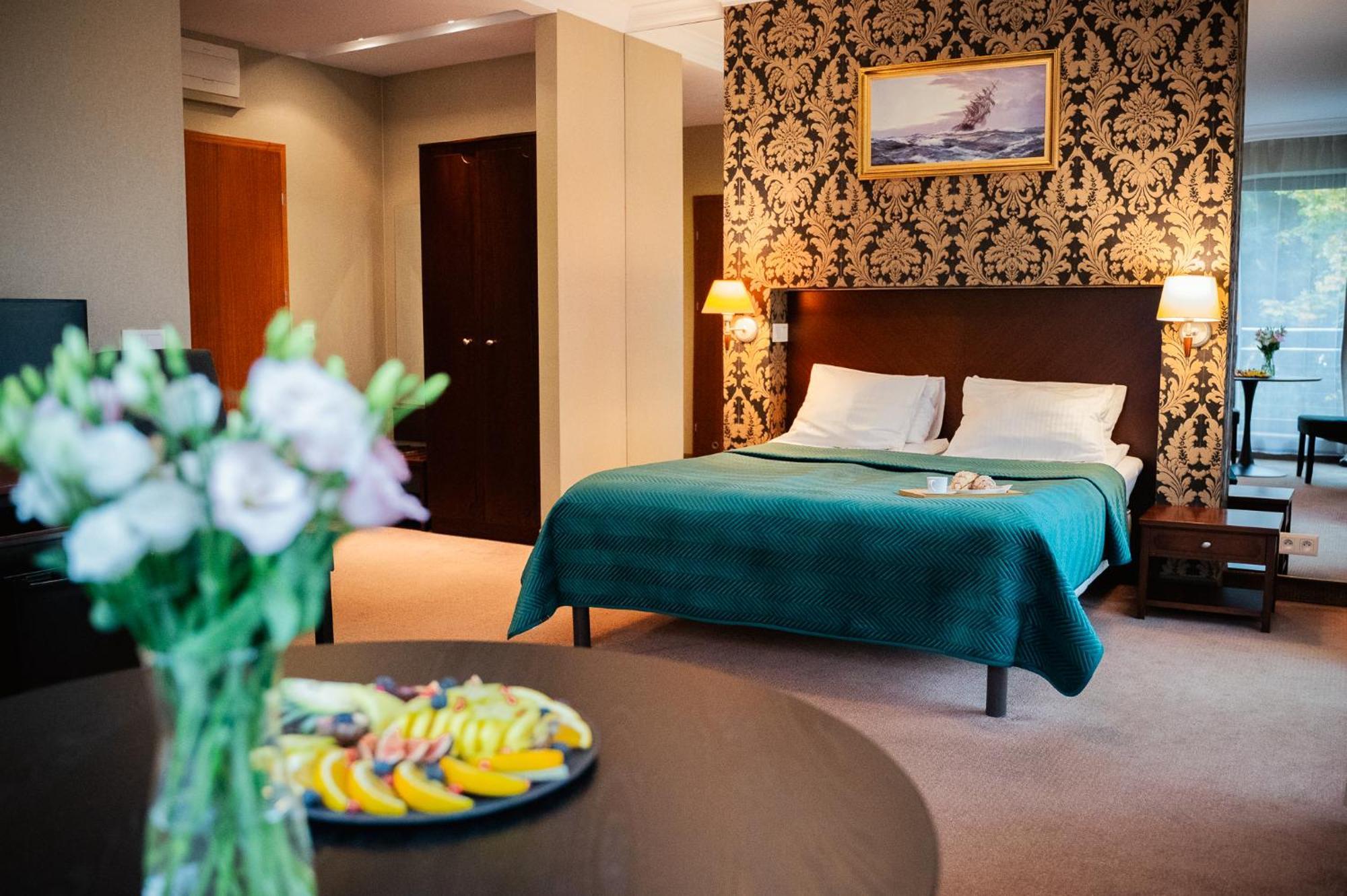 Hotel Kuracyjny Spa & Wellness กดิเนีย ภายนอก รูปภาพ
