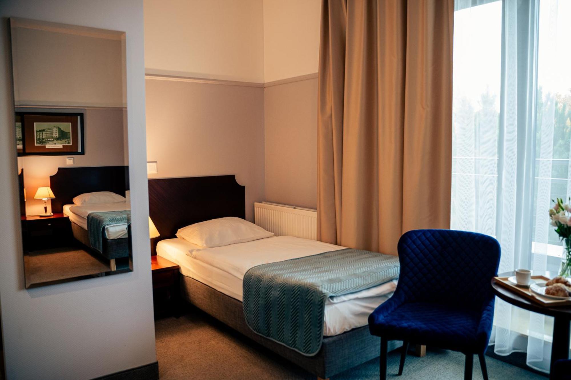 Hotel Kuracyjny Spa & Wellness กดิเนีย ภายนอก รูปภาพ