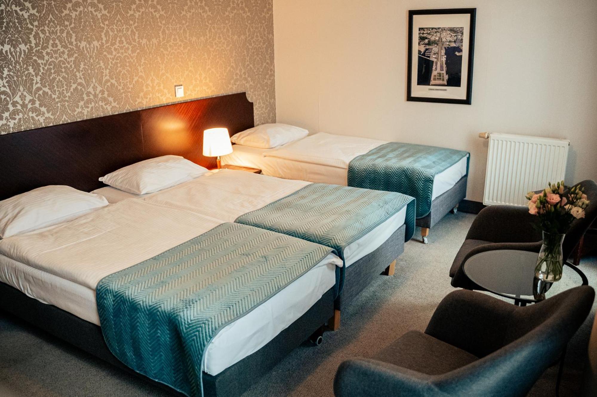 Hotel Kuracyjny Spa & Wellness กดิเนีย ภายนอก รูปภาพ